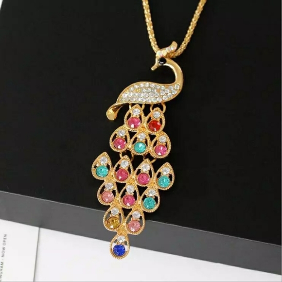 🦚Gorgeous Multi colored crystal peacock necklace - Picture 3 of 6